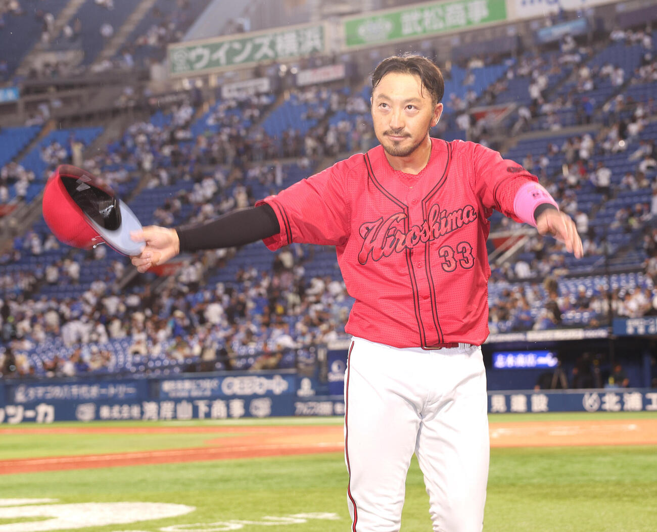 DeNA対広島　勝利が決まりファンにあいさつする菊池涼介（撮影・水谷安孝）