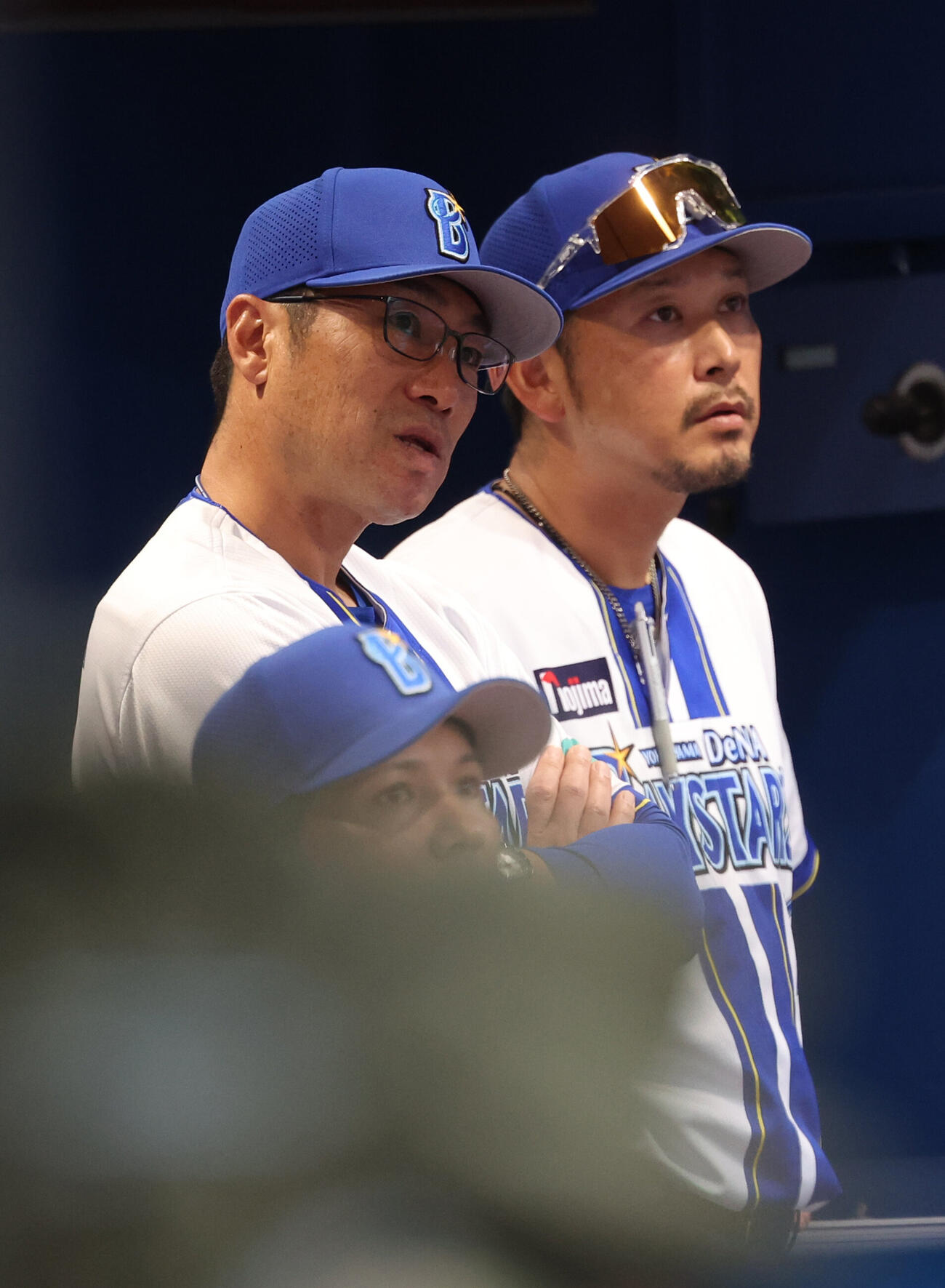 DeNA対広島　戦況を見守るDeNA相川亮二監督（左）（撮影・水谷安孝）