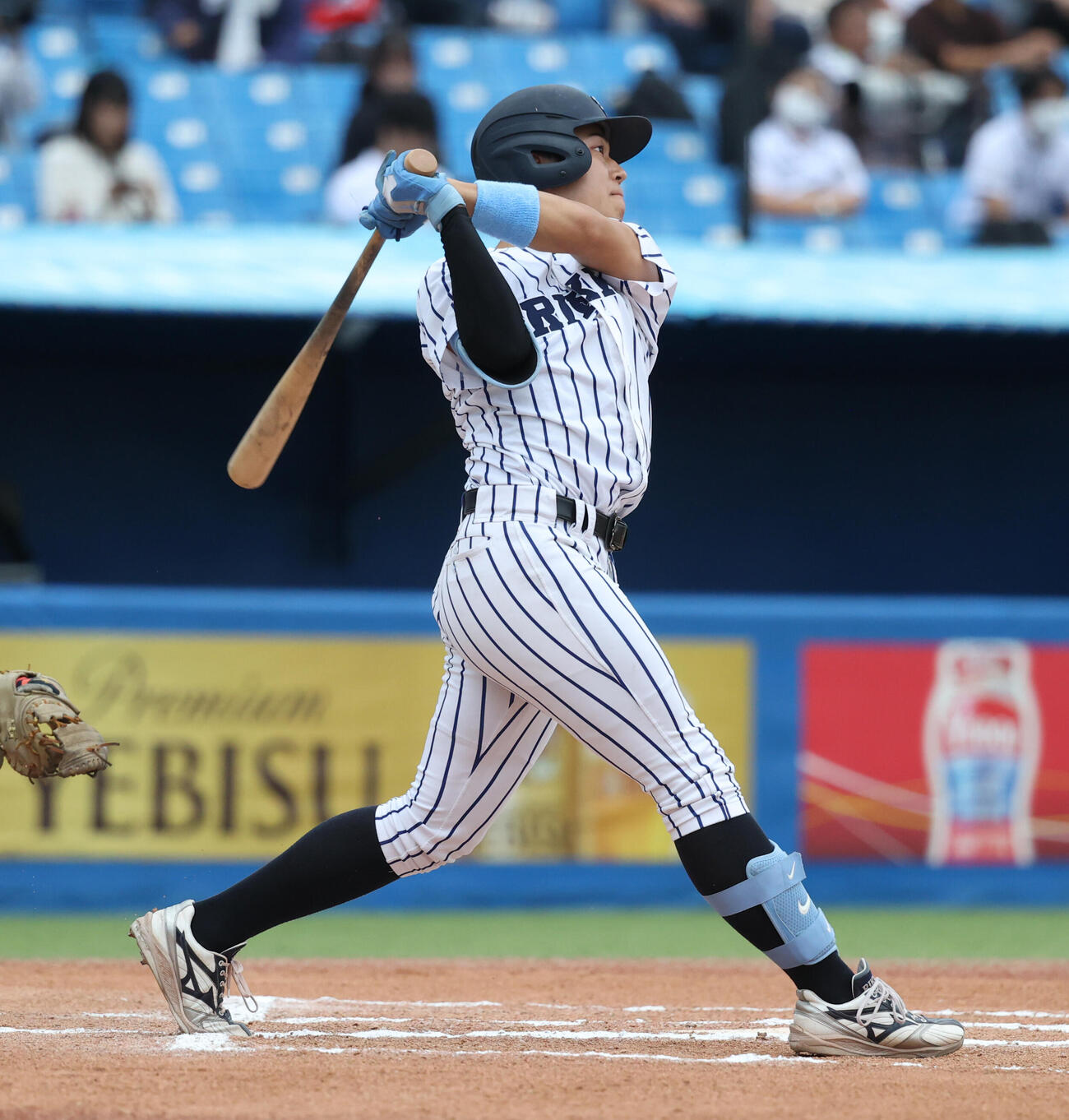 立大対慶大　6回表立大無死、本間律輝は本塁打を放つ（撮影・柴田隆二）