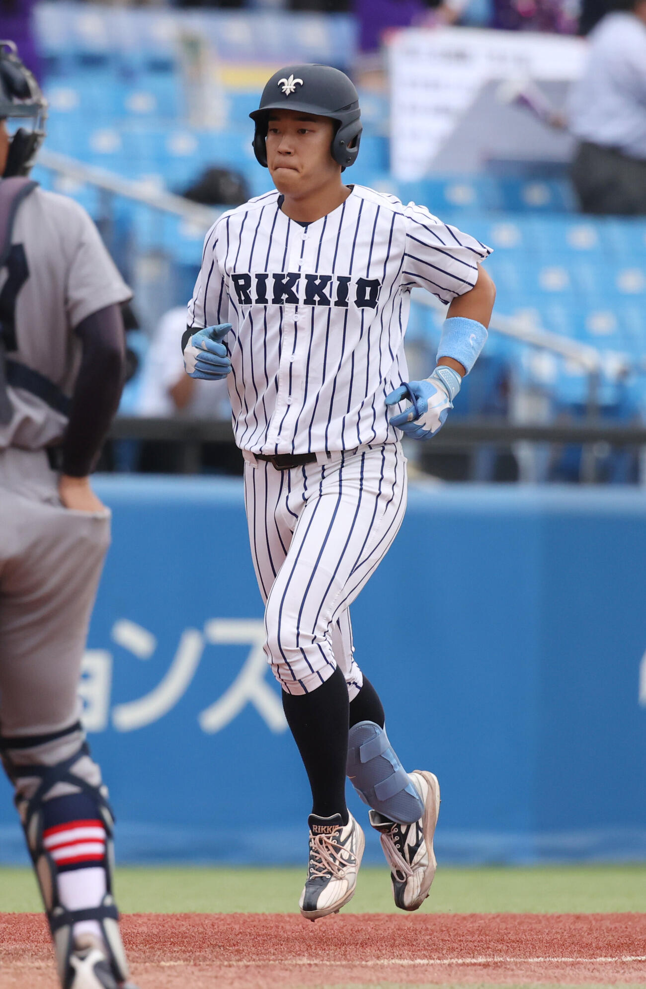 立大対慶大　6回表立大無死、本間律輝は本塁打を放ち生還する（撮影・柴田隆二）