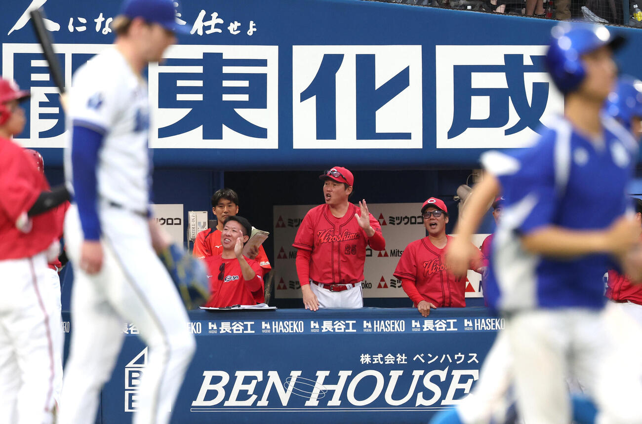 DeNA対広島　9回表広島1死二、三塁、菊池涼介の2点適時打で生還した中村奨成らを出迎える新井貴浩監督（撮影・水谷安孝）