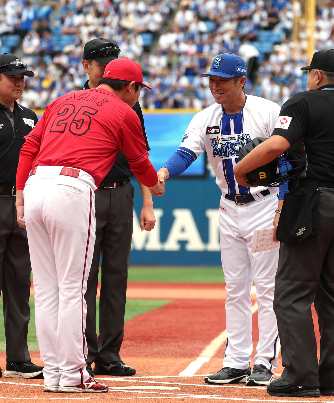 DeNA対広島　メンバー表の交換をする広島新井貴浩監督（左）とDeNA相川亮二監督（撮影・水谷安孝）