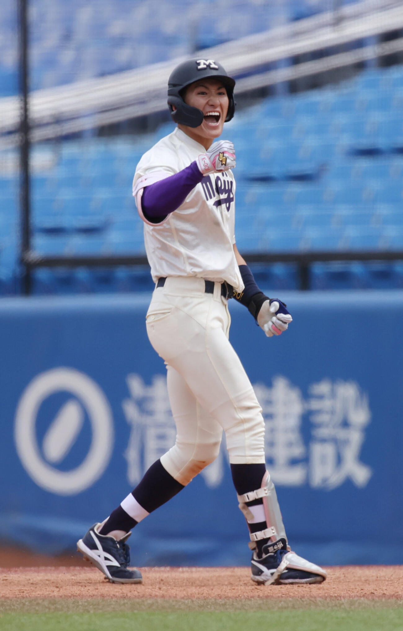 明大対早大　2回表明大2死二塁、岡田啓吾は適時打を放ちガッツポーズする（撮影・柴田隆二）