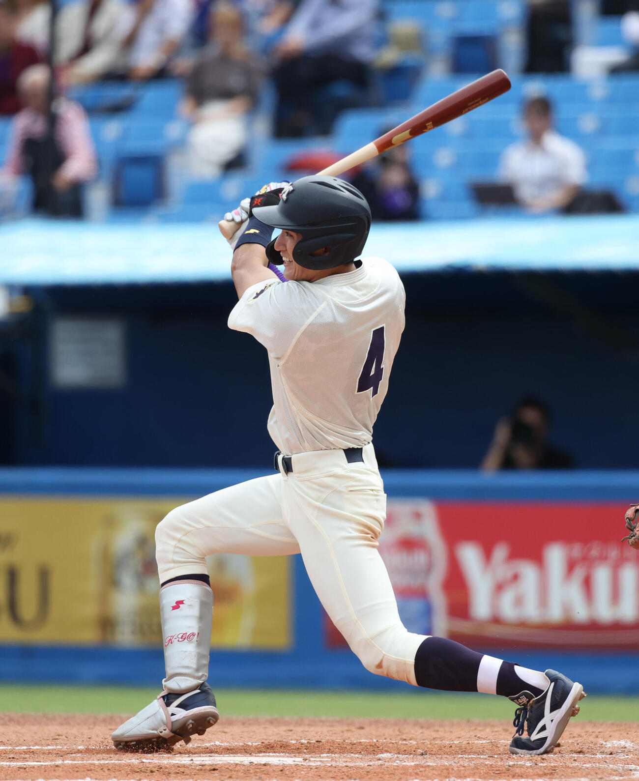 明大対早大　2回表明大2死二塁、岡田啓吾は適時打を放つ（撮影・柴田隆二）