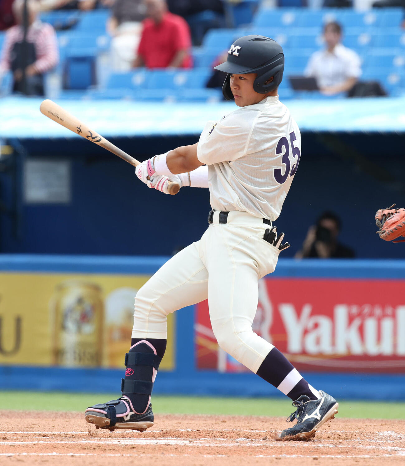 明大対早大　2回表明大1死三塁、為永皓は適時打を放つ（撮影・柴田隆二）