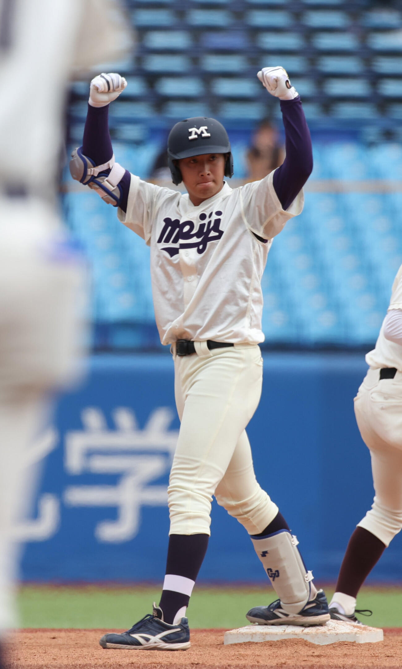 明大対早大　2回表明大無死、光弘帆高は二塁打を放ちガッツポーズする（撮影・柴田隆二）