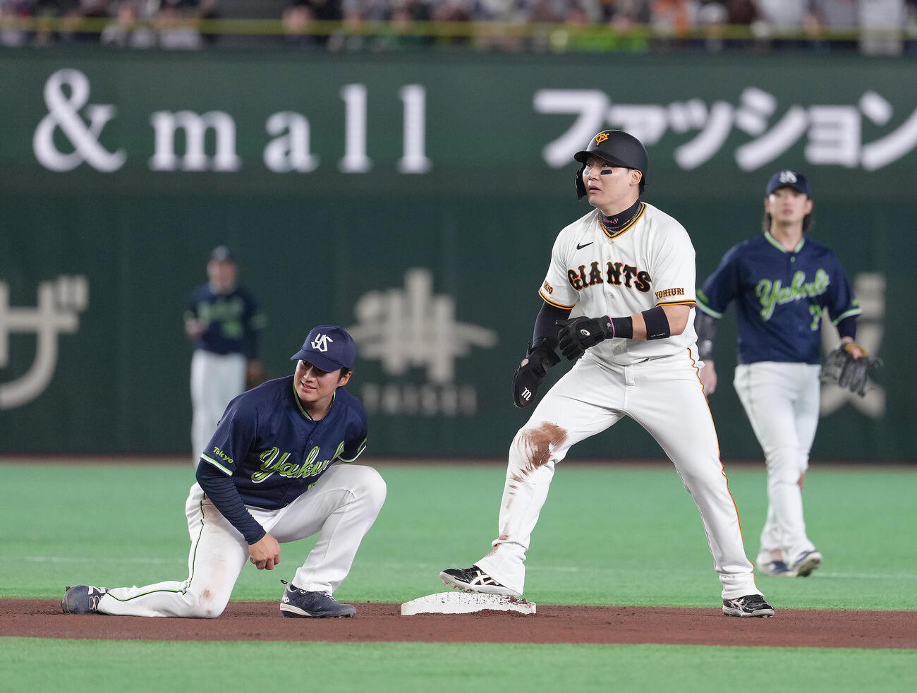 巨人対ヤクルト　1回裏巨人2死一塁、丸佳浩（右）は二塁盗塁に成功する（撮影・足立雅史）