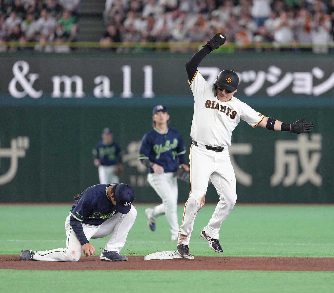 巨人対ヤクルト　1回裏巨人2死一塁、丸佳浩（右）は二塁盗塁に成功する（撮影・足立雅史）