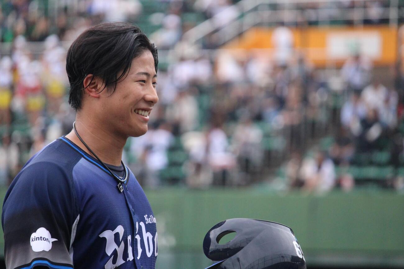 2軍首位打者を確定づける適時打を放ち笑顔でベンチに戻る西武横田（撮影・金子真仁）