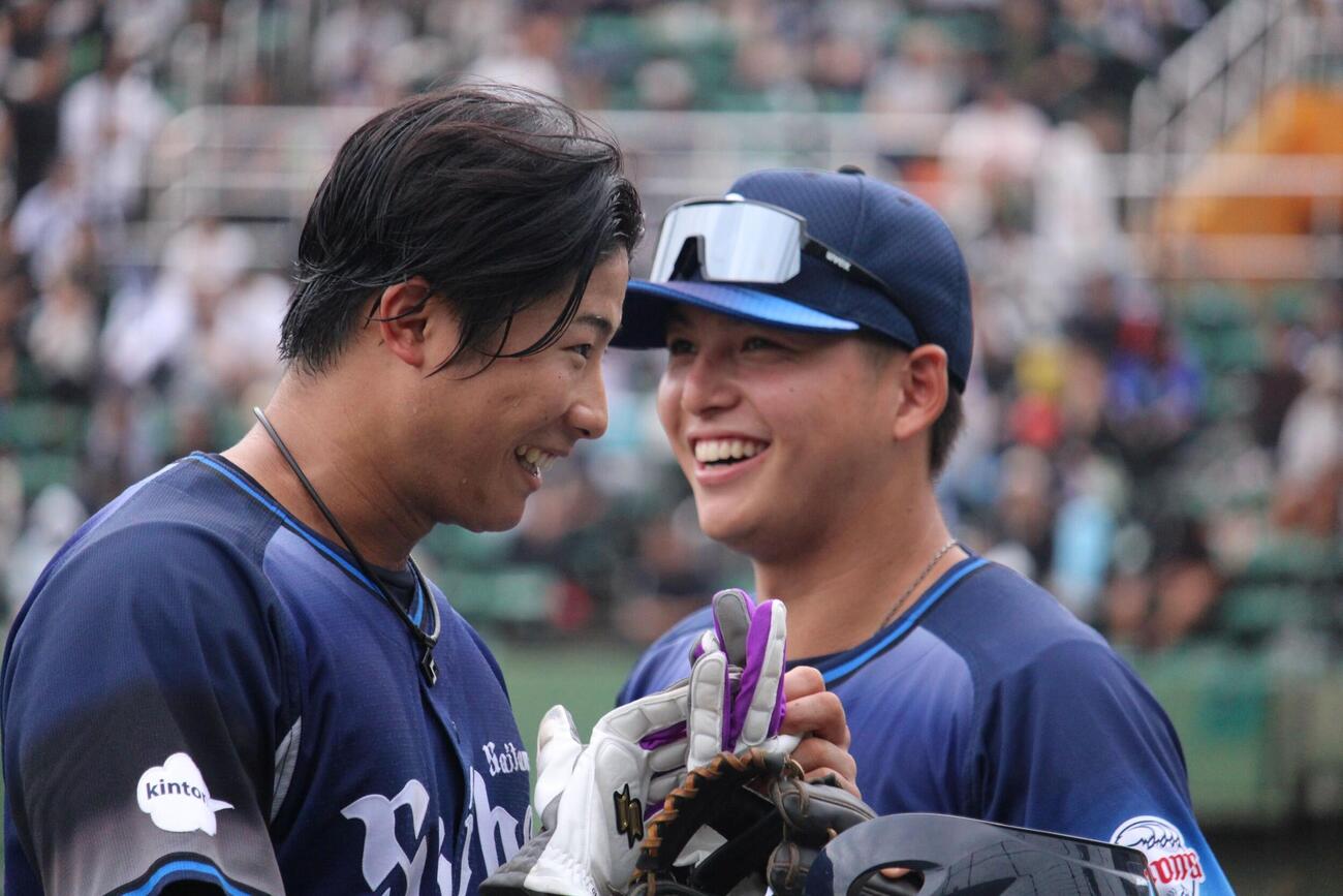 2軍首位打者を確定づける適時打に喜ぶ西武横田（左）と金子（右）（撮影・金子真仁）