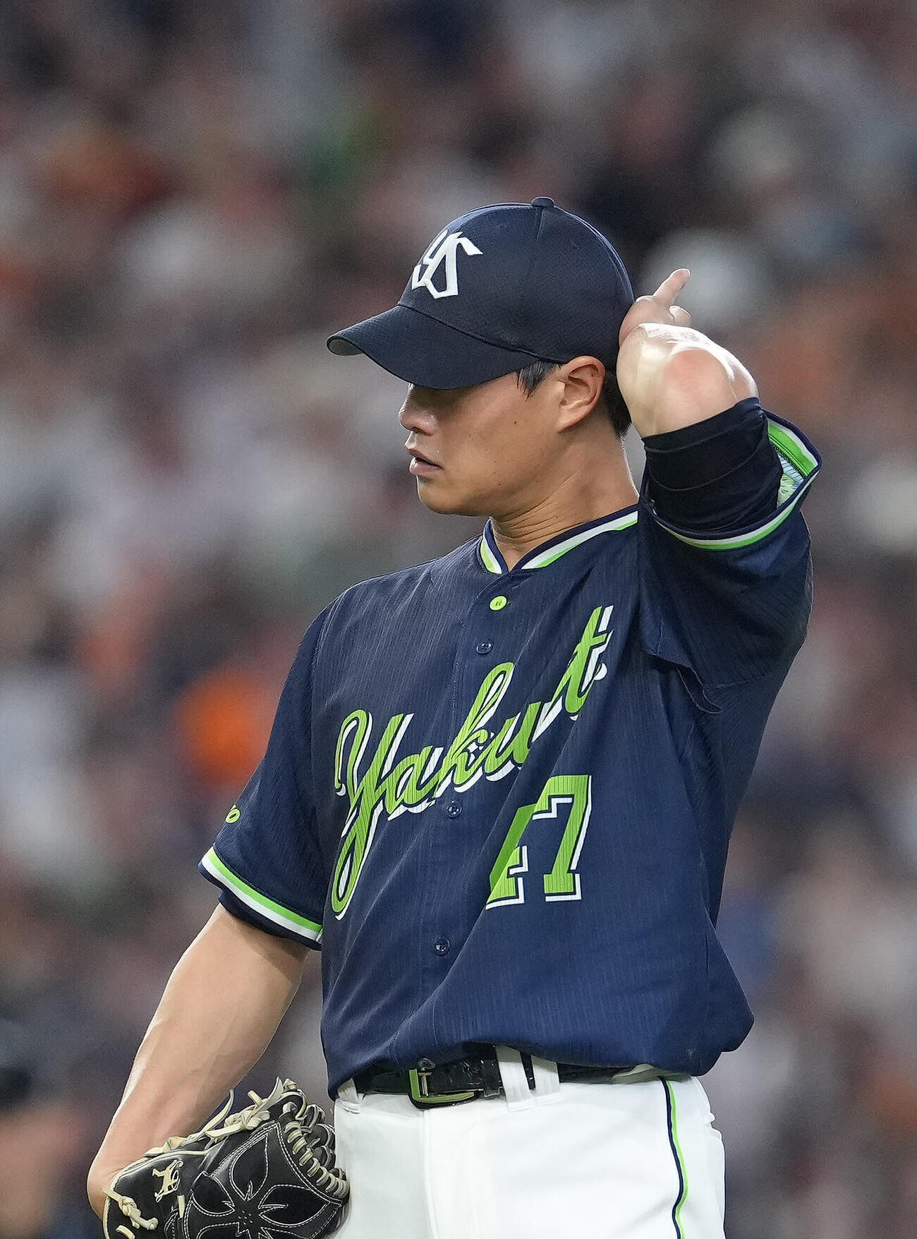 巨人対ヤクルト　2回裏巨人2死満塁、泉口友汰に走者一掃の先制適時二塁打を浴びた高橋奎二（撮影・足立雅史）