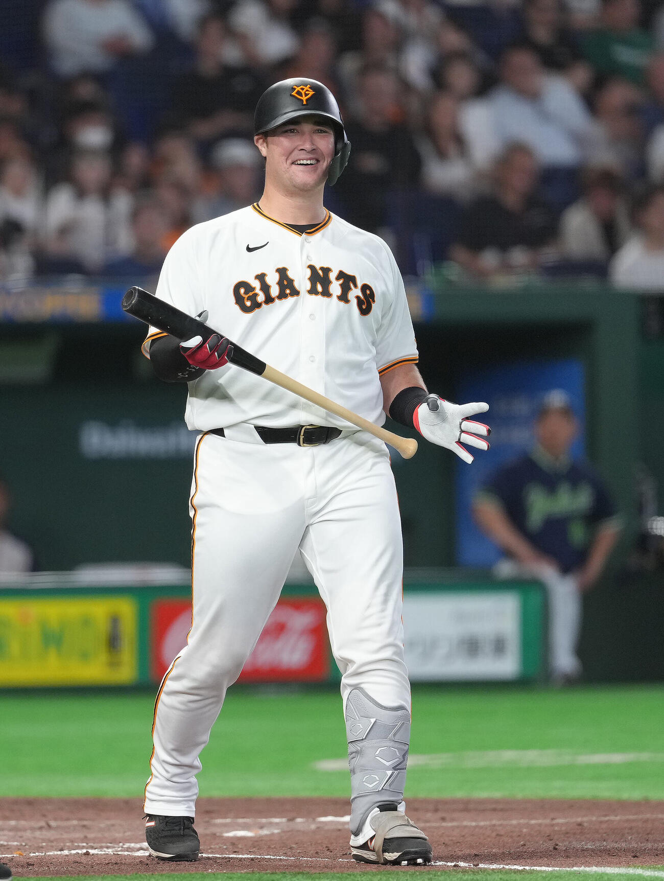 巨人対ヤクルト　3回裏巨人2死一塁、砂川リチャードは2打席連続の死球を受けるも笑顔を見せる（撮影・足立雅史）