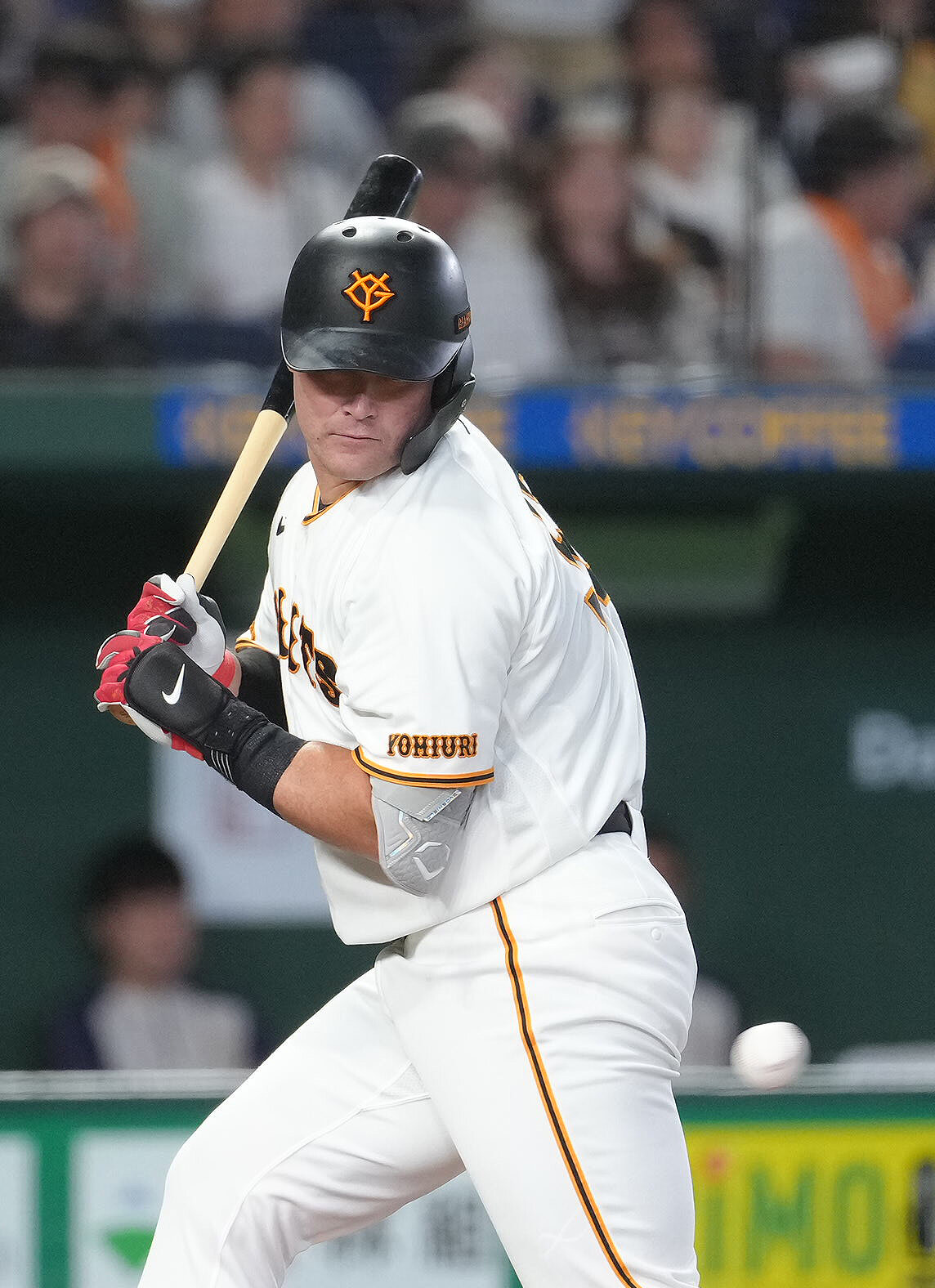 巨人対ヤクルト　2回裏巨人無死一塁、砂川リチャードは死球を受ける（撮影・足立雅史）