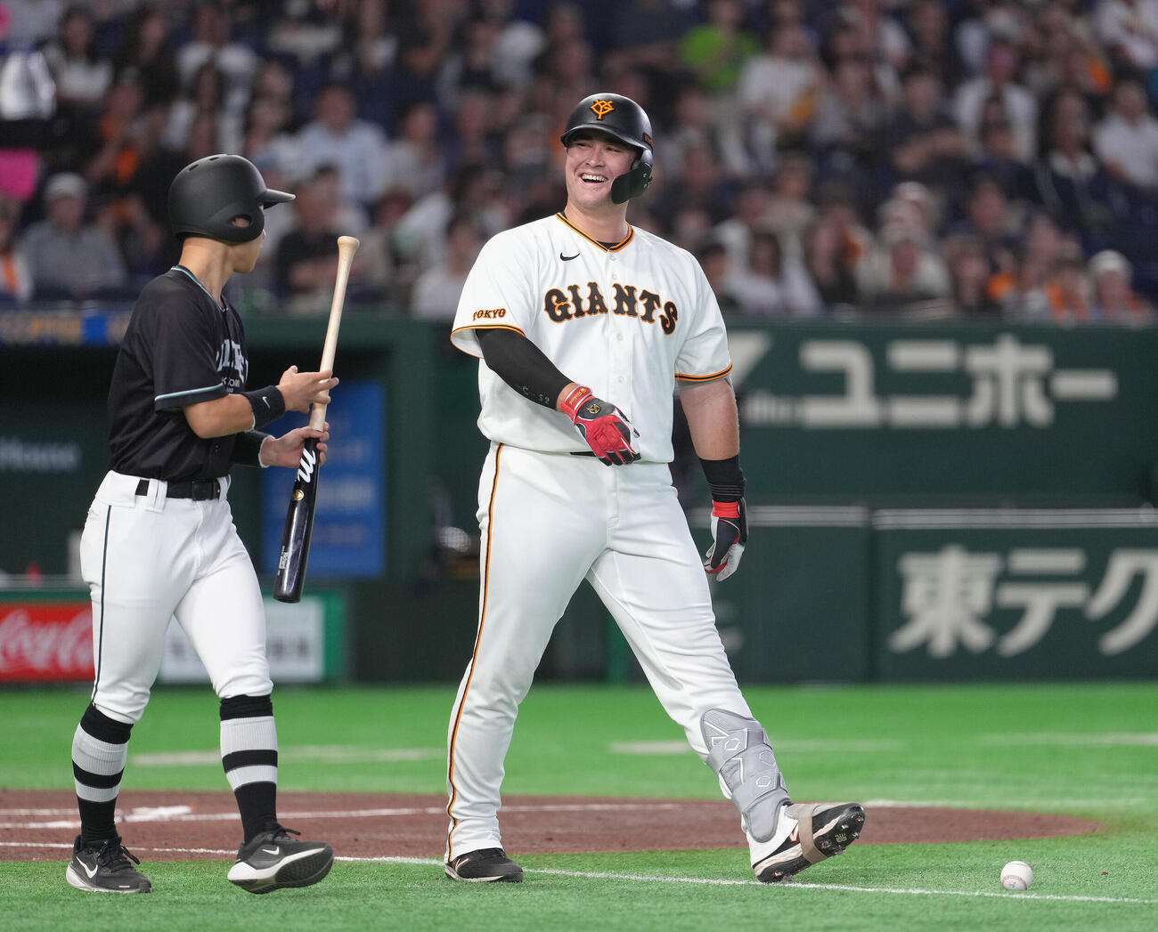 巨人対ヤクルト　2回裏巨人無死一塁、砂川リチャードは死球を受けるも笑顔で出塁する（撮影・足立雅史）