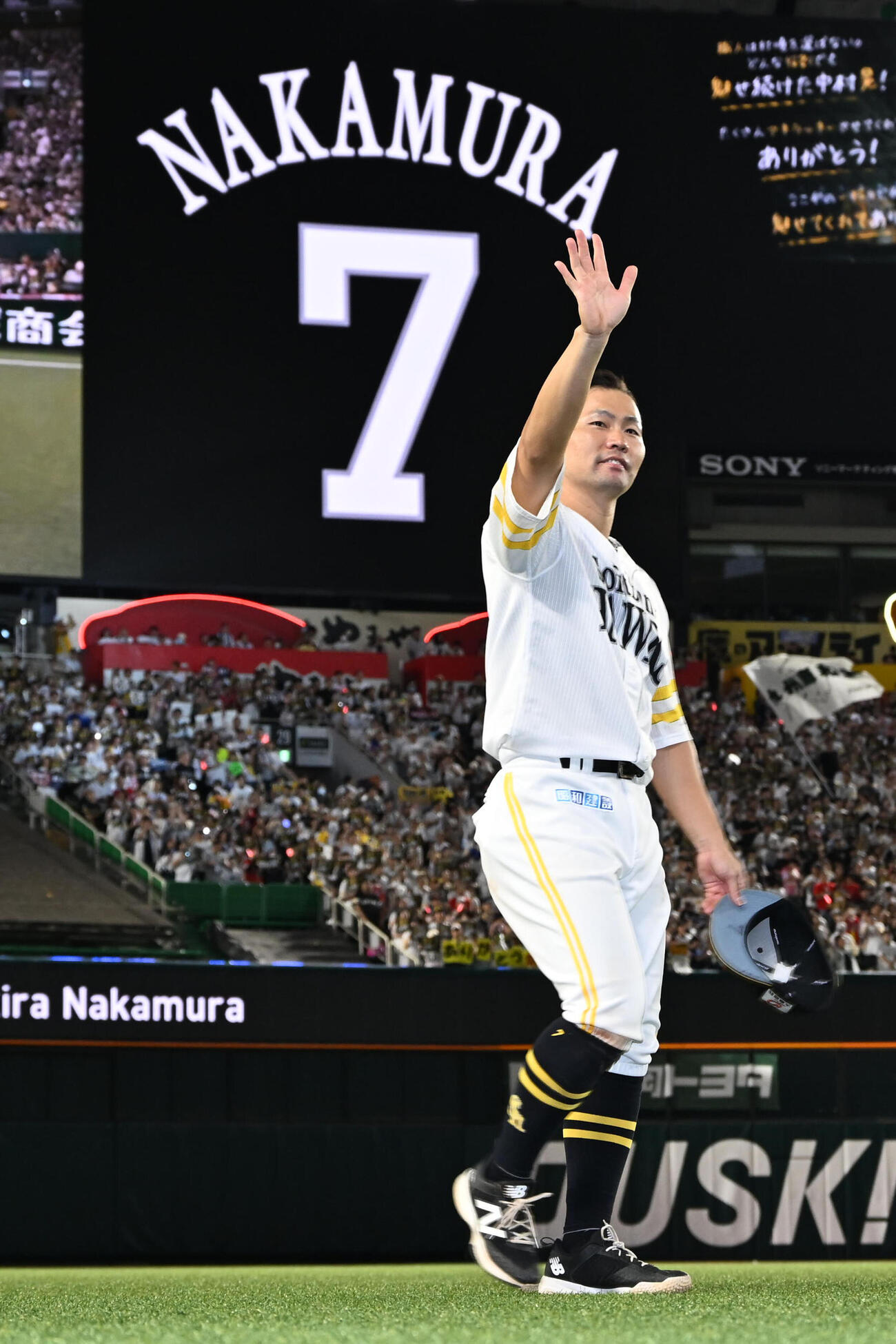 ソフトバンク対オリックス　引退セレモニーで場内を一周する中村晃（撮影・林敢治）