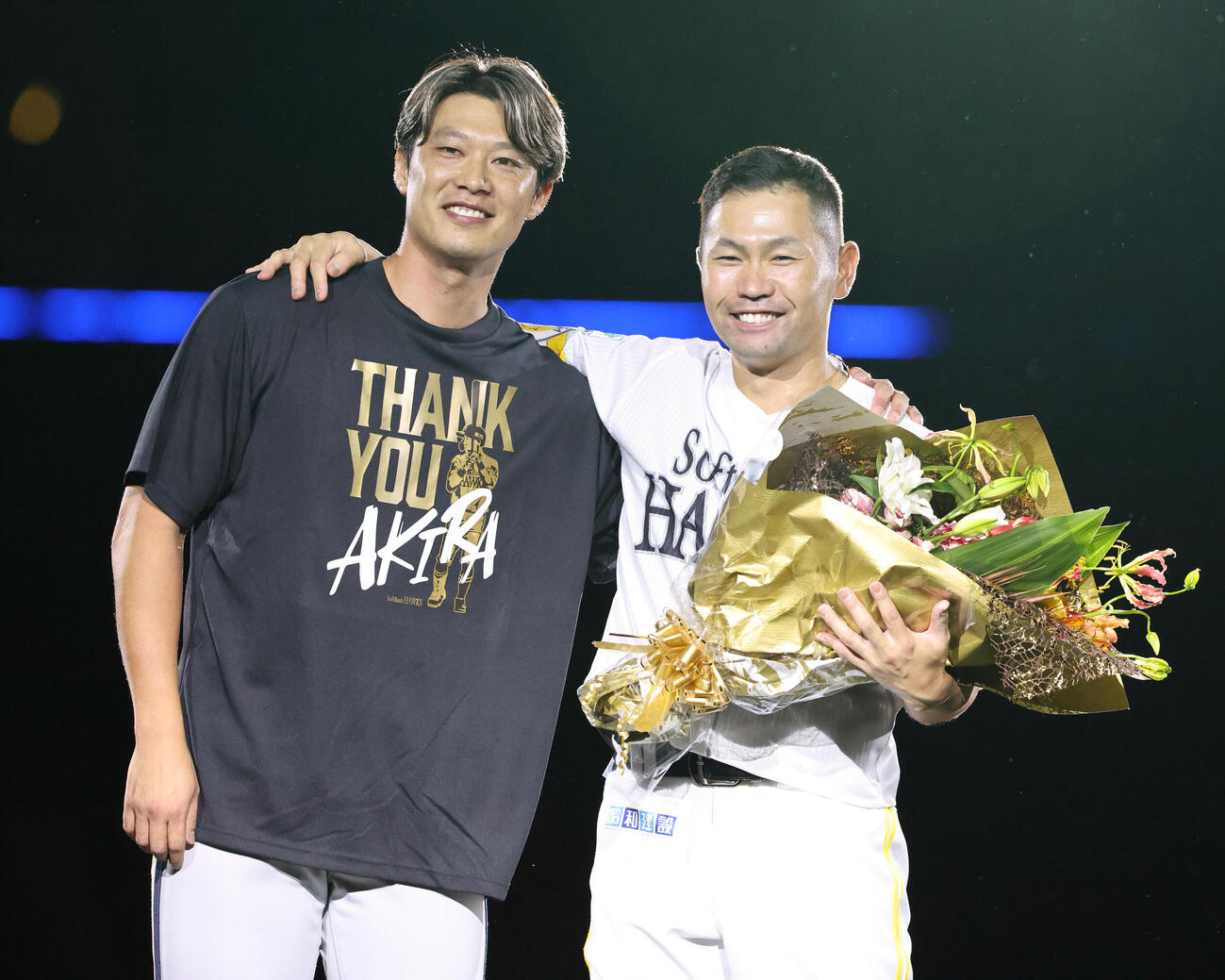 ソフトバンク対オリックス　引退レモニーでオリックス岩崎翔から花束を贈られたソフトバンク中村晃（撮影・梅根麻紀）