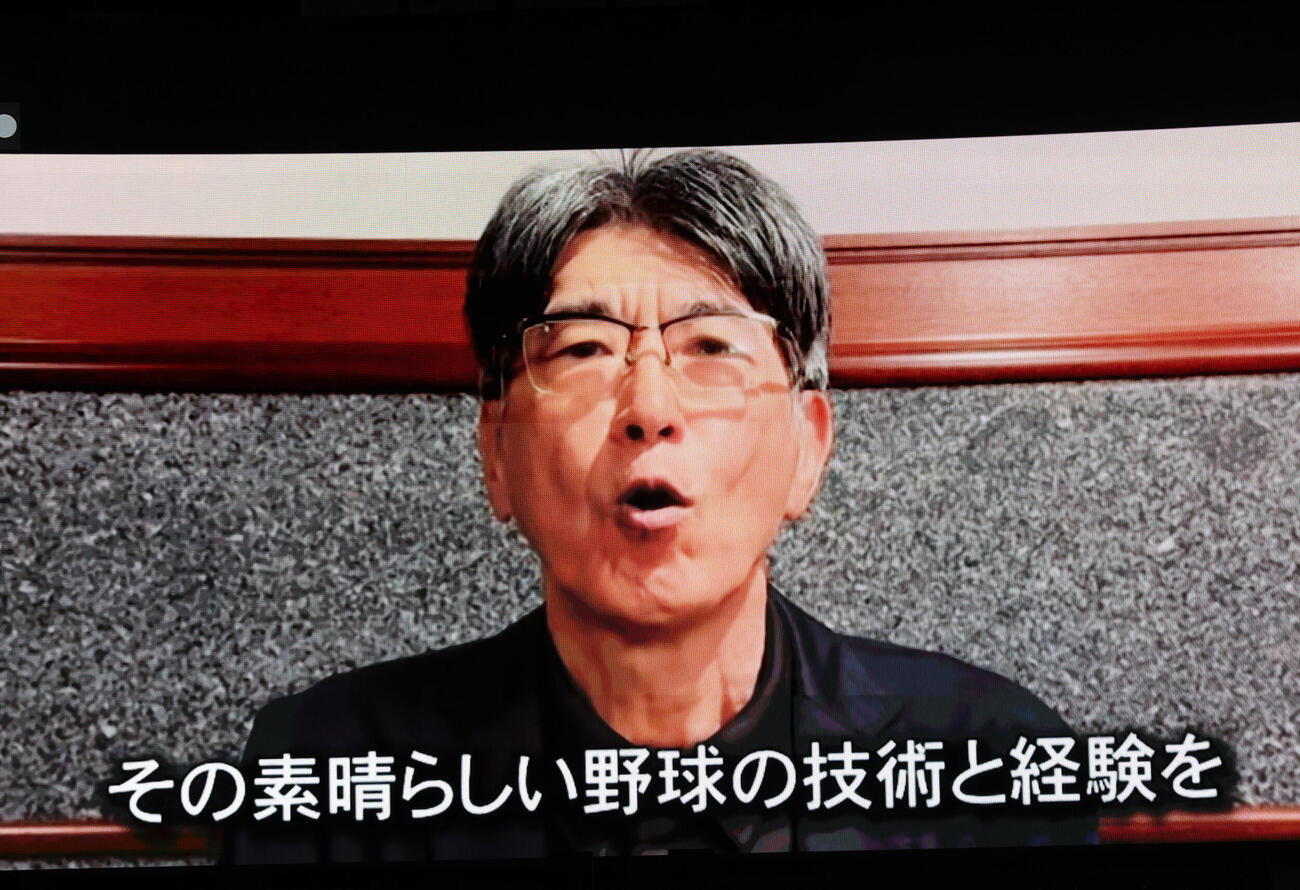ソフトバンク対オリックス　引退レモニーで石橋貴明氏からビデオメッセージを送られたソフトバンク中村晃（撮影・梅根麻紀）