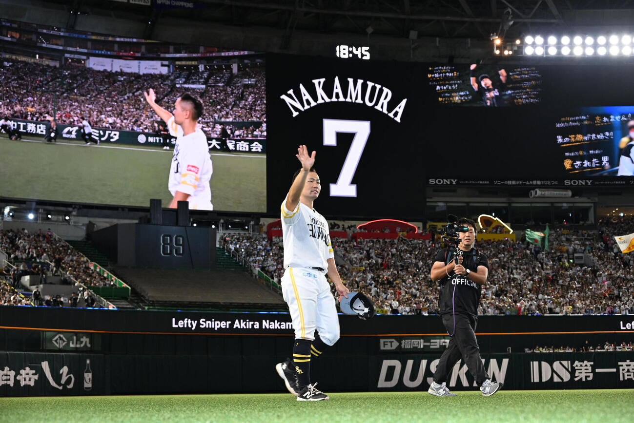 ソフトバンク対オリックス　引退セレモニーで場内を一周する中村晃（撮影・林敢治）