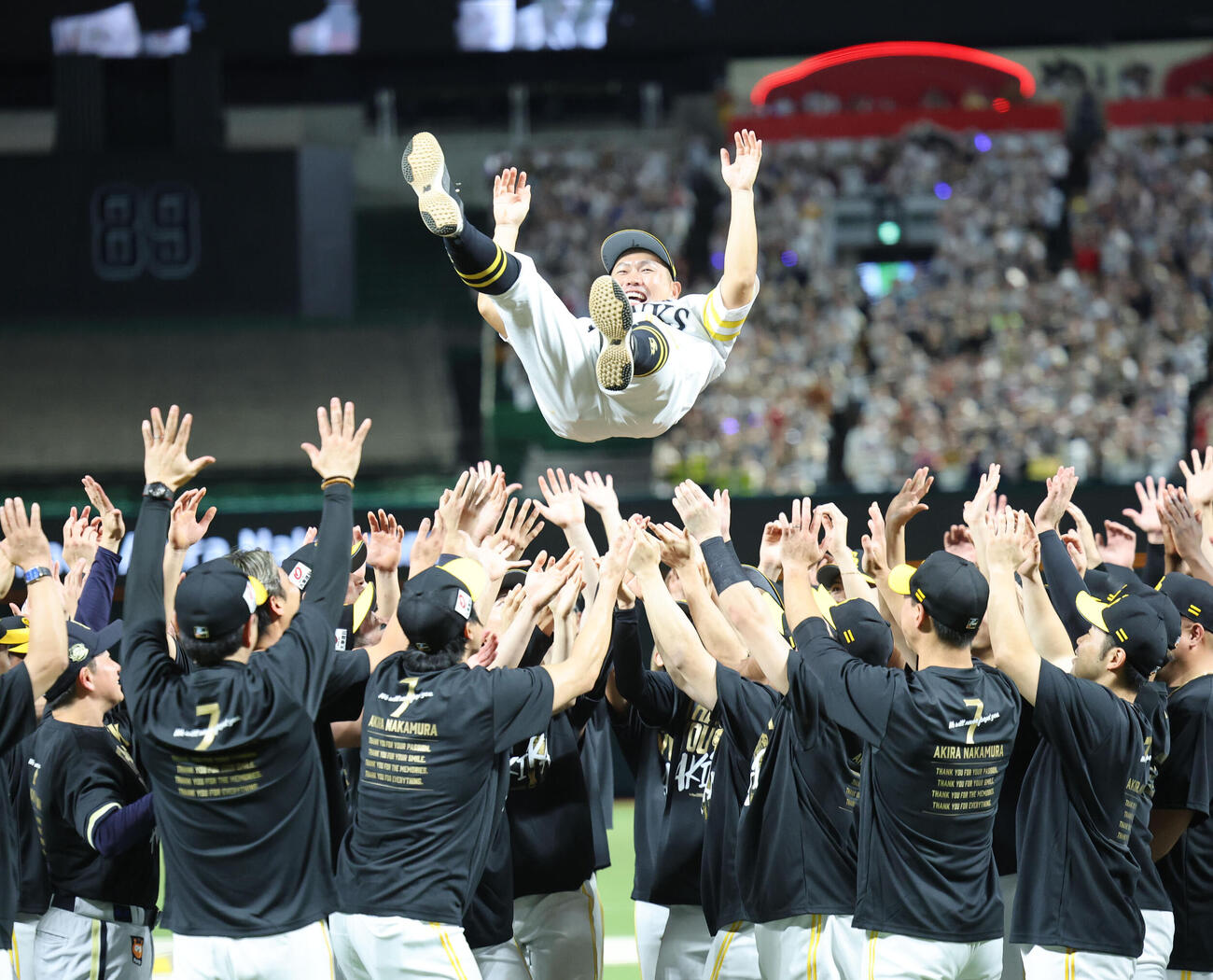 ソフトバンク対オリックス　引退セレモニーで胴上げされるソフトバンク中村晃（撮影・梅根麻紀）