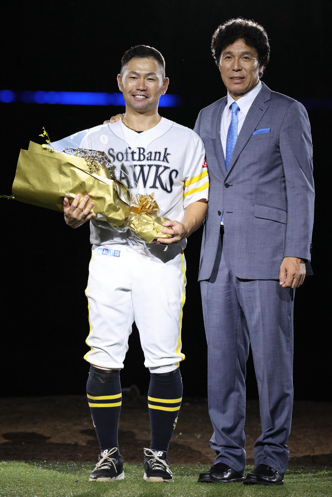 ソフトバンク対オリックス　引退レモニーで秋山幸二氏から花束を贈られたソフトバンク中村晃（撮影・梅根麻紀）