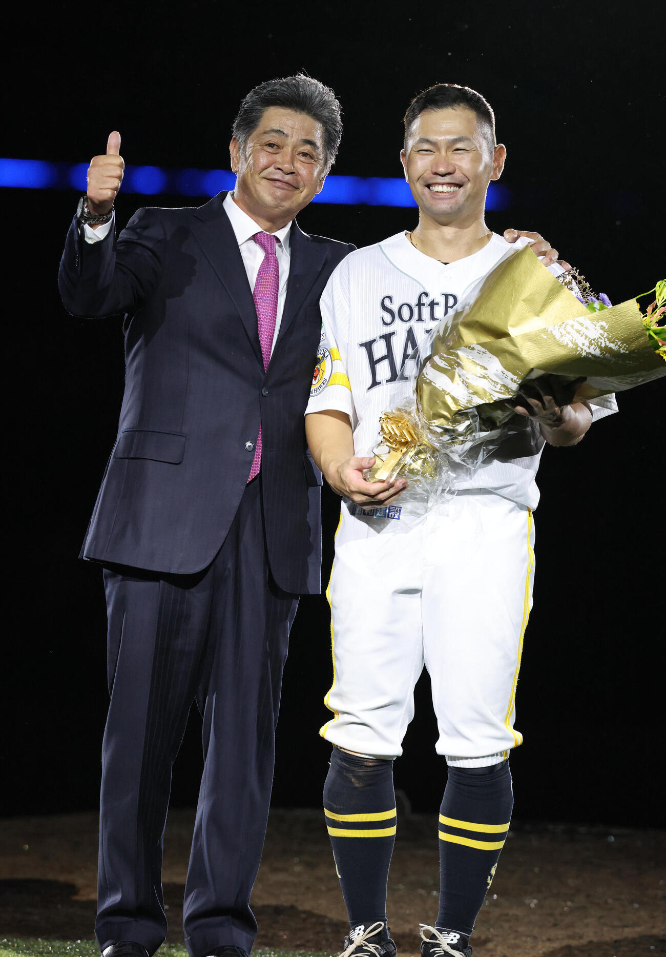 ソフトバンク対オリックス　引退レモニーで工藤公康氏から花束を贈られたソフトバンク中村晃（撮影・梅根麻紀）