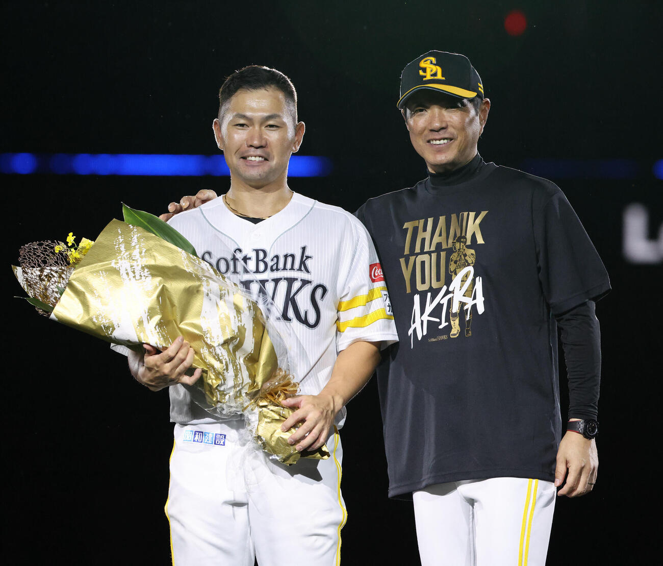 ソフトバンク対オリックス　引退レモニーで小久保裕紀監督から花束を贈られたソフトバンク中村晃（撮影・梅根麻紀）
