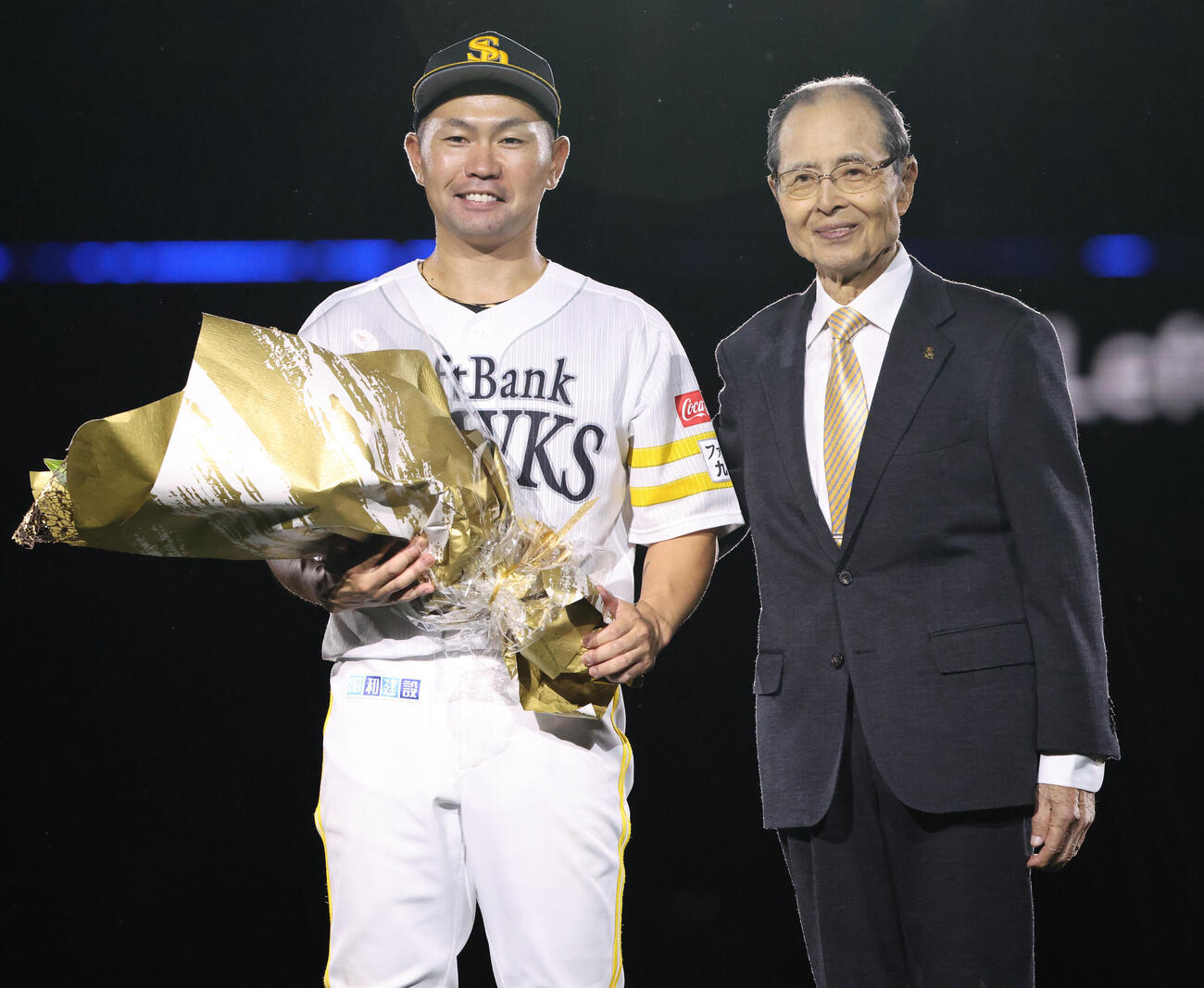 ソフトバンク対オリックス　引退レモニーで王貞治球団から花束を贈られたソフトバンク中村晃（撮影・梅根麻紀）