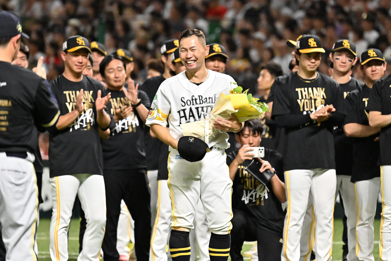 ソフトバンク対オリックス　花束を受け取り笑顔を見せる中村晃（中央）（撮影・林敢治）