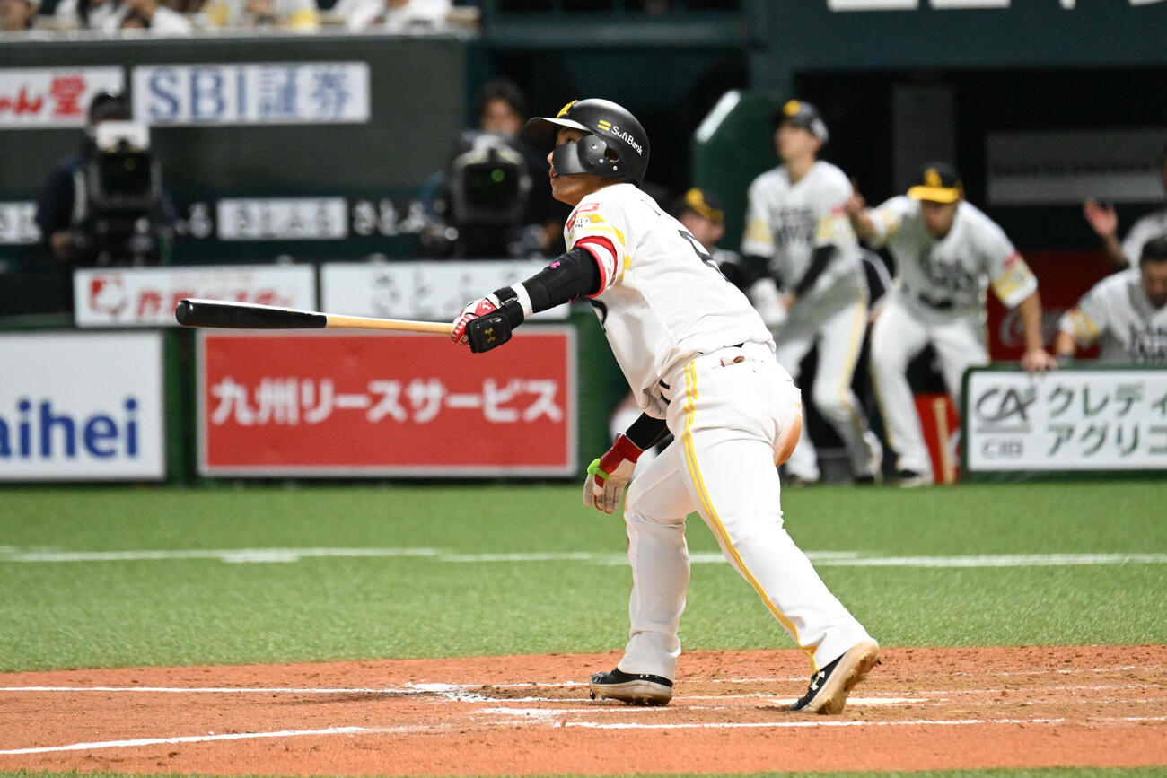 ソフトバンク対オリックス　7回裏ソフトバンク2死一、二塁、今宮健太は3点本塁打を放つ（撮影・林敢治）
