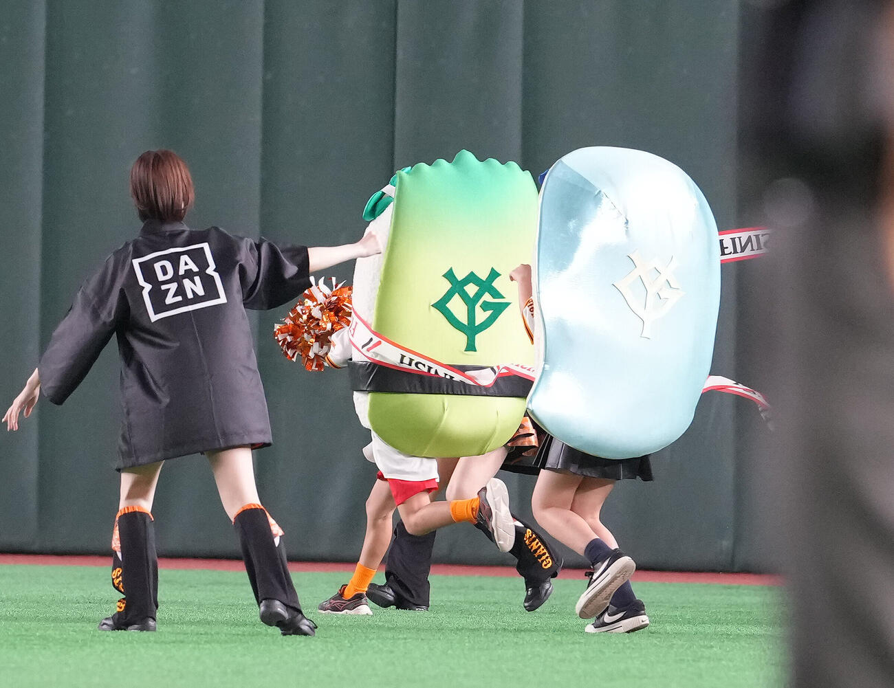 巨人対ヤクルト　すしレース1着は芽ネギ（撮影・足立雅史）
