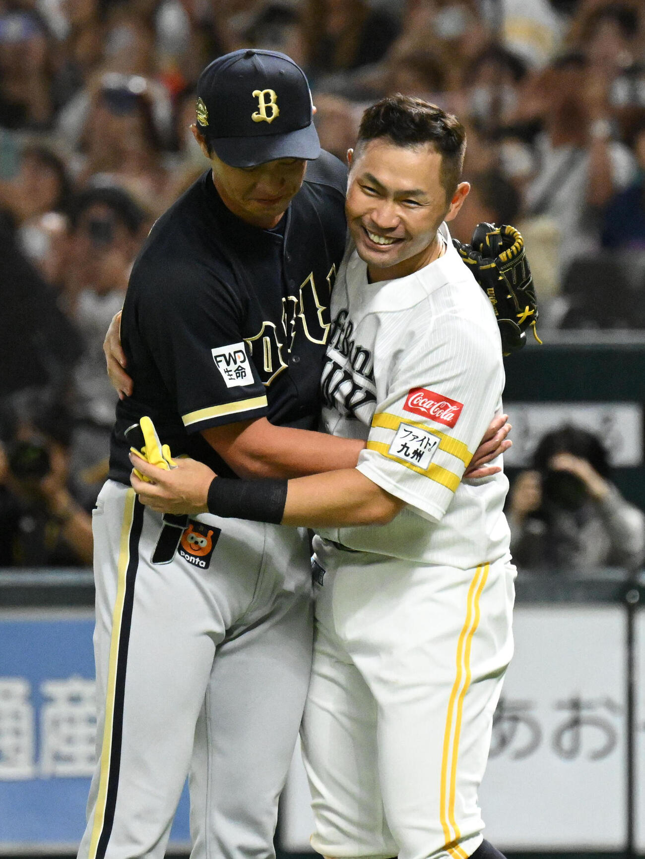 ソフトバンク対オリックス　ハグを交わすソフトバンク中村晃（右）とオリックス岩崎翔（撮影・林敢治）
