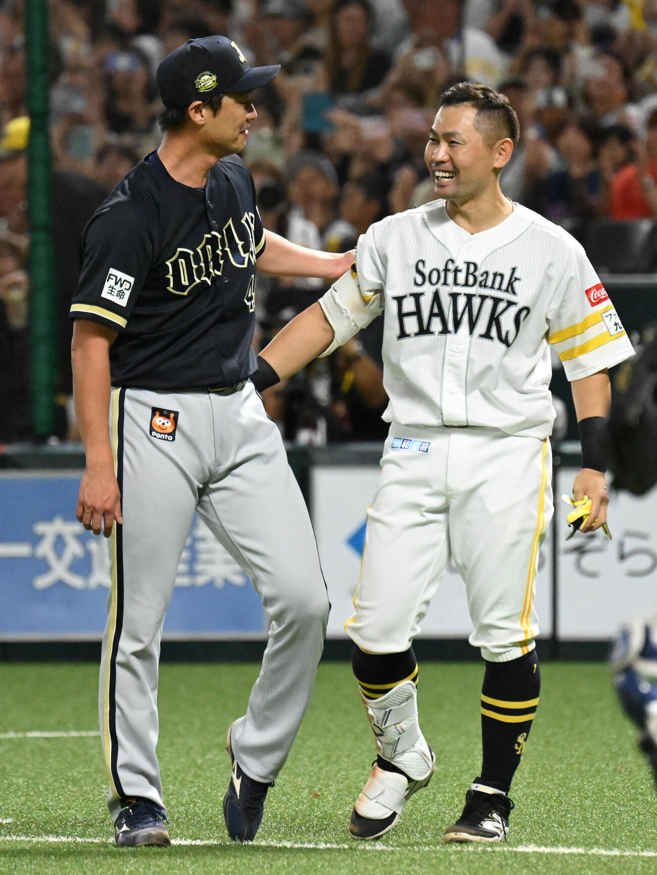 ソフトバンク対オリックス　岩嵜翔（左）との対戦を終え笑顔を見せる中村晃（撮影・林敢治）
