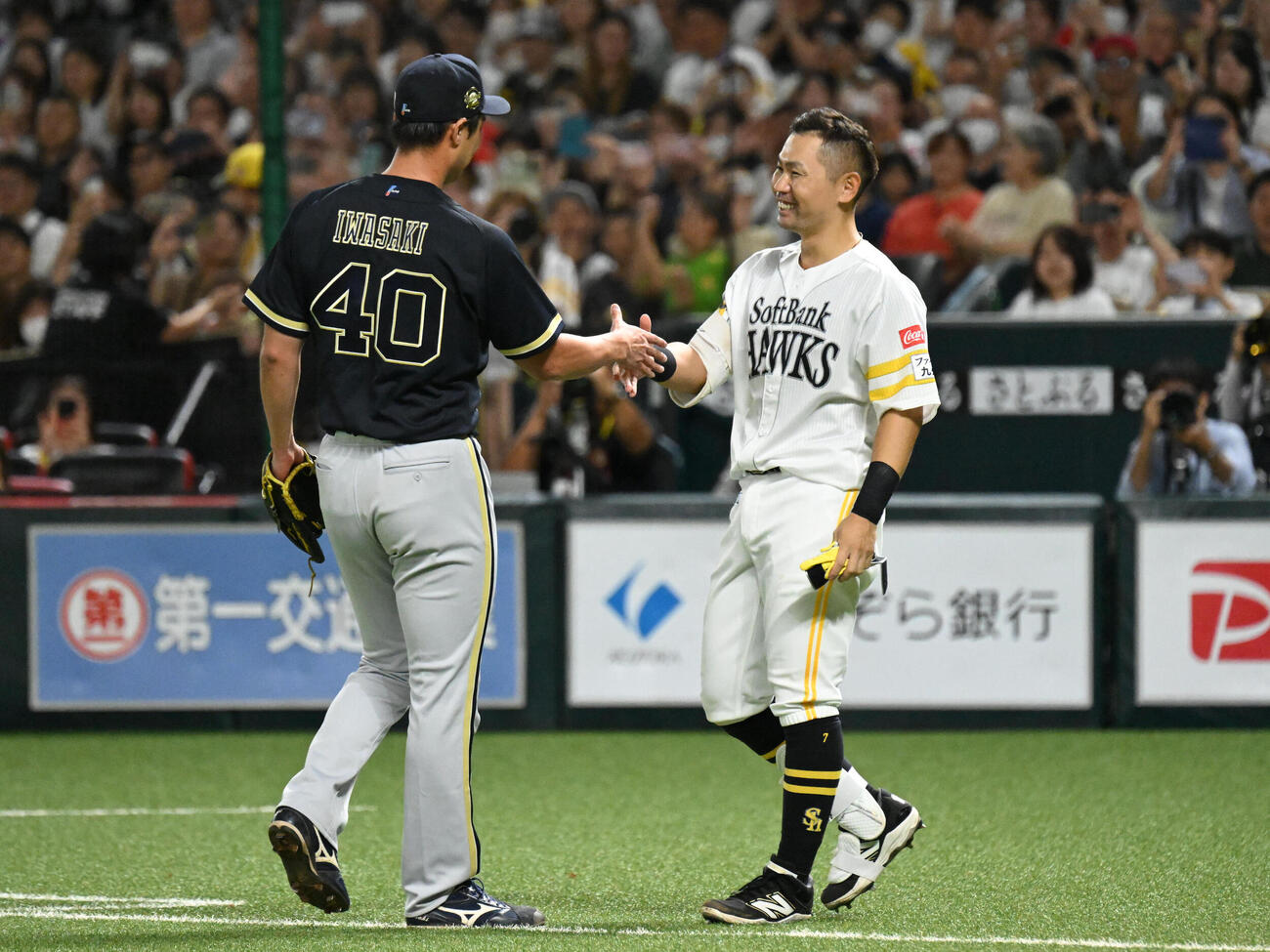 ソフトバンク対オリックス　握手を交わすソフトバンク中村晃（右）とオリックス岩崎翔（撮影・林敢治）
