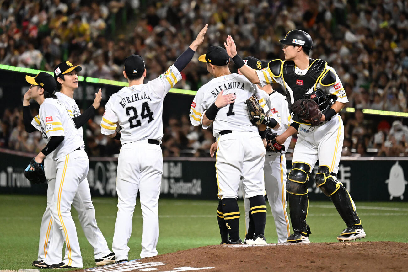 ソフトバンク対オリックス　勝利を収めタッチを交わすソフトバンクナイン（撮影・林敢治）