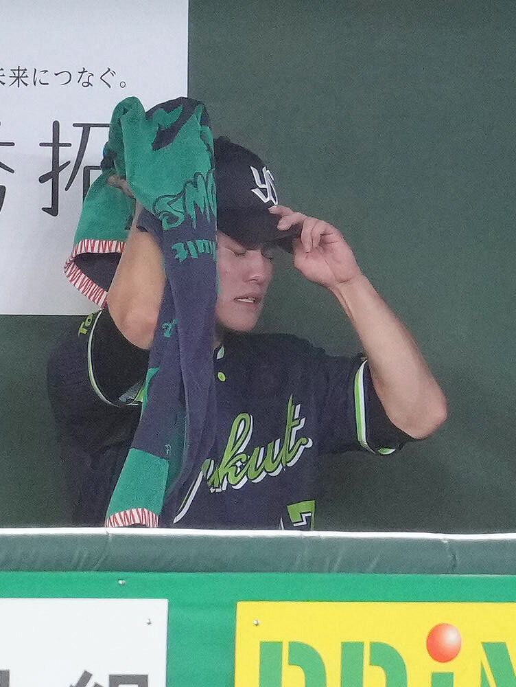 巨人対ヤクルト　3回途中で降板し、ベンチで悔しがるヤクルト高橋奎二（撮影・足立雅史）