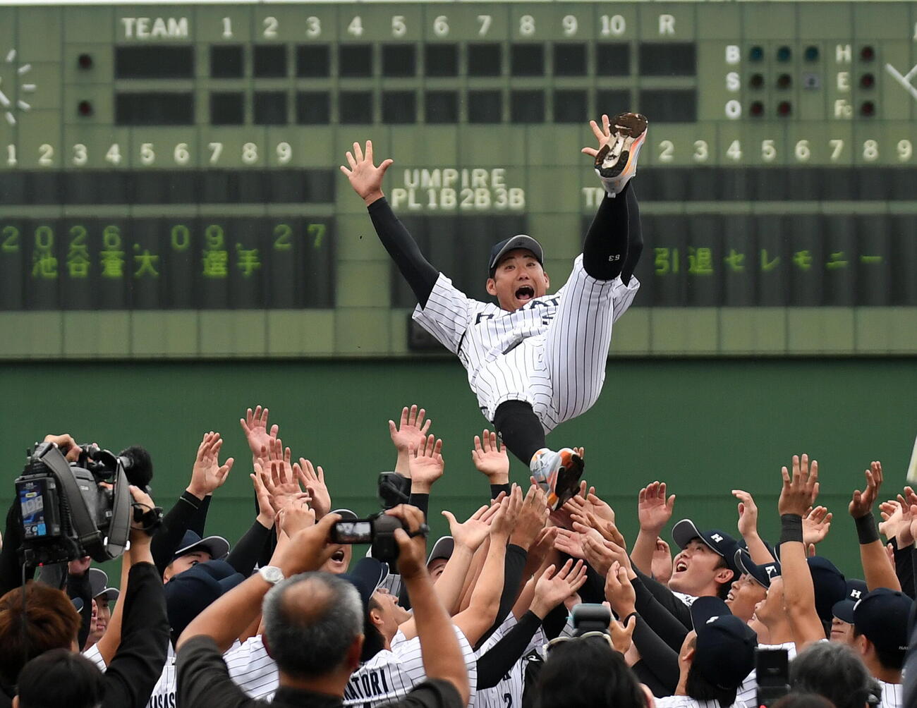 ハヤテ対西武　胴上げされるハヤテ池谷（撮影・前田和哉）