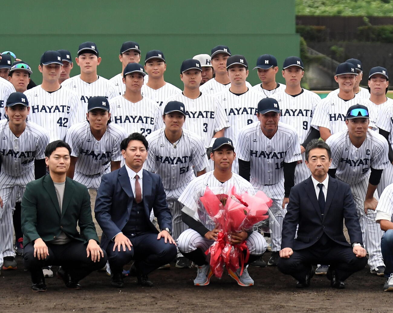 ハヤテ対西武　チームメートや関係者と記念写真に納まるハヤテ池谷（前列右から2人目）