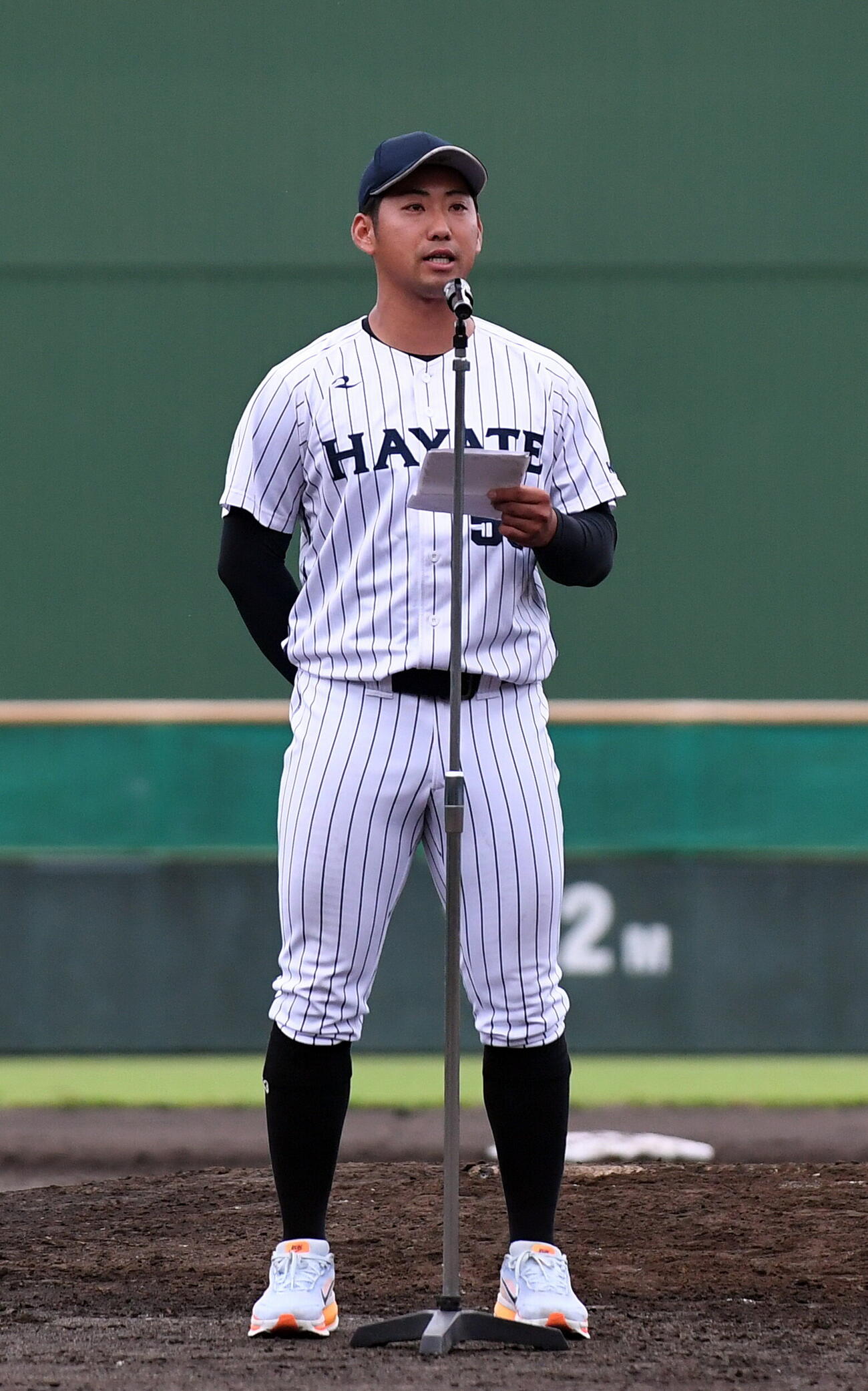 ハヤテ対西武　引退セレモニーであいさつするハヤテ池谷
