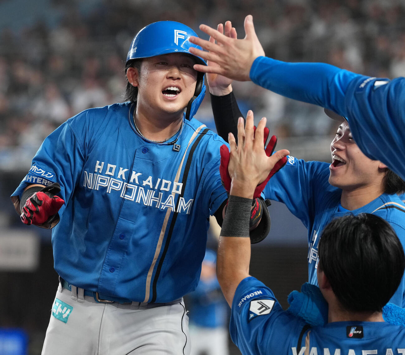 ロッテ対日本ハム　3回表日本ハム無死、本塁打を放ち笑顔を見せる進藤勇也（撮影・たえ見朱実）
