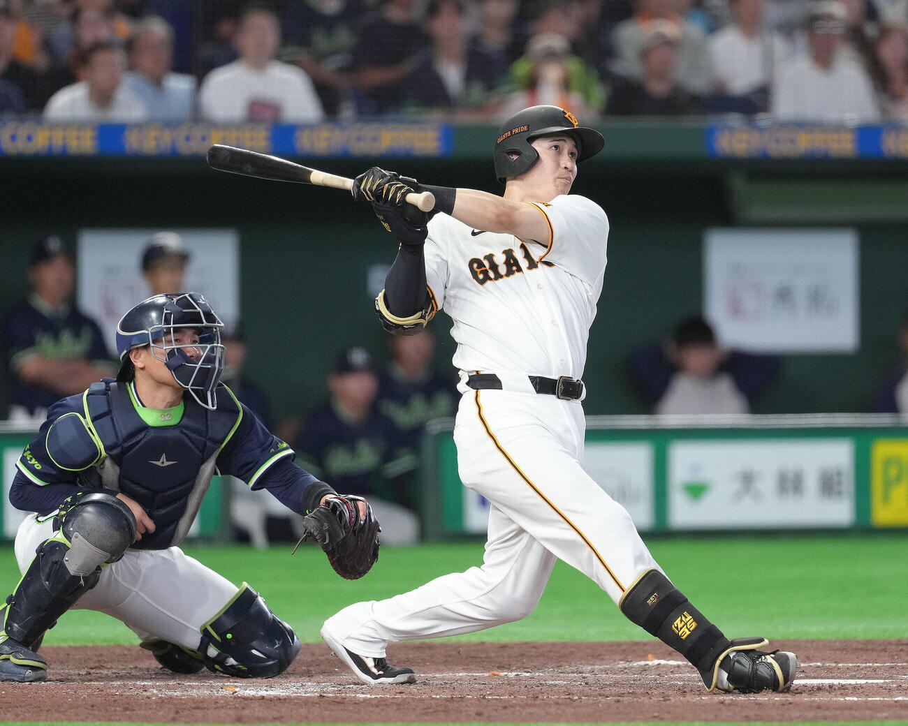 巨人対ヤクルト　2回裏巨人2死満塁、泉口友汰は走者一掃の適時二塁打を放つ（撮影・足立雅史）