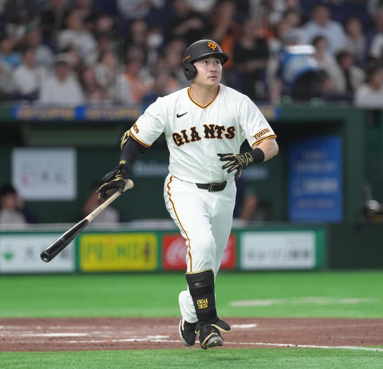 巨人対ヤクルト　2回裏巨人2死満塁、泉口友汰は走者一掃の先制適時二塁打を放つ（撮影・足立雅史）
