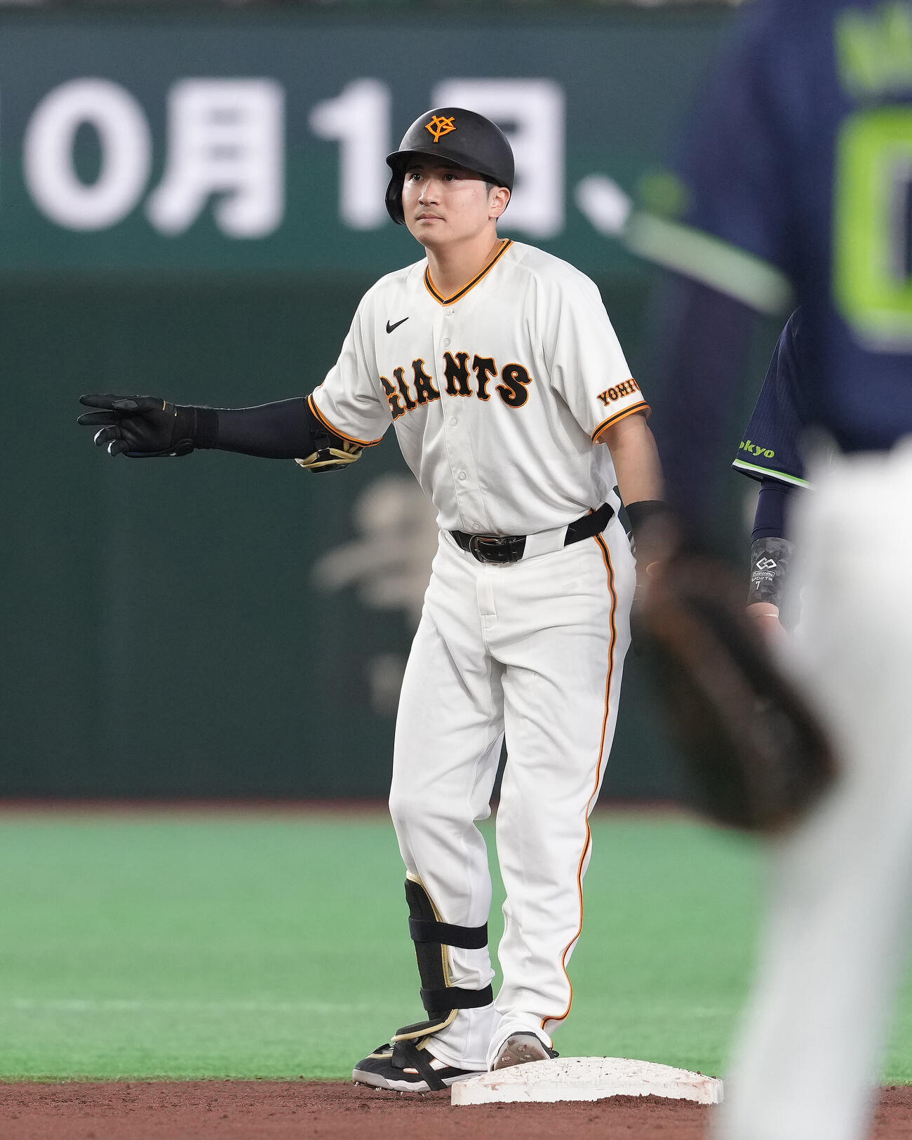 巨人対ヤクルト　2回裏巨人2死満塁、泉口友汰は走者一掃の先制適時二塁打を放つ（撮影・足立雅史）