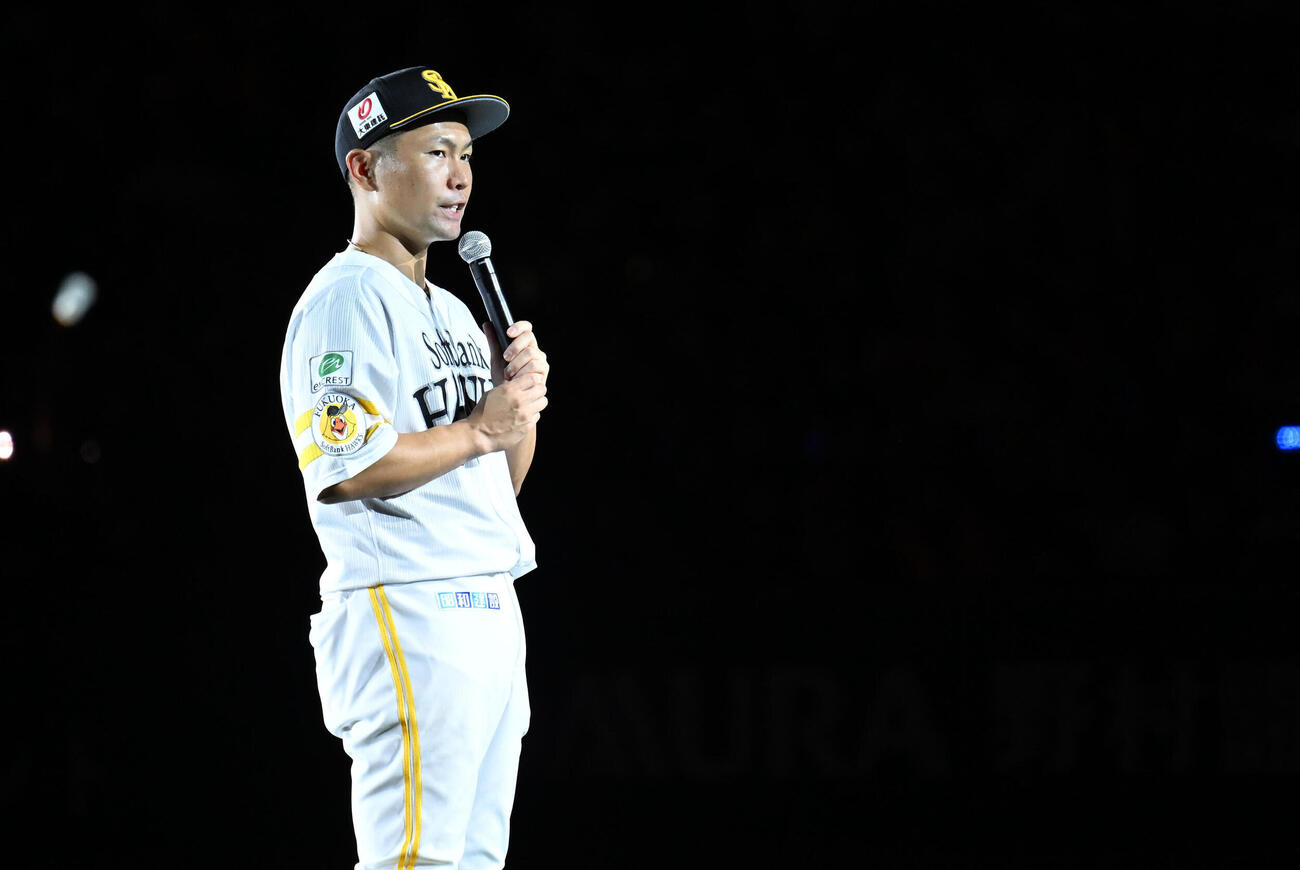 ソフトバンク対オリックス　引退セレモニーでファンにあいさつをする中村晃（撮影・林敢治）