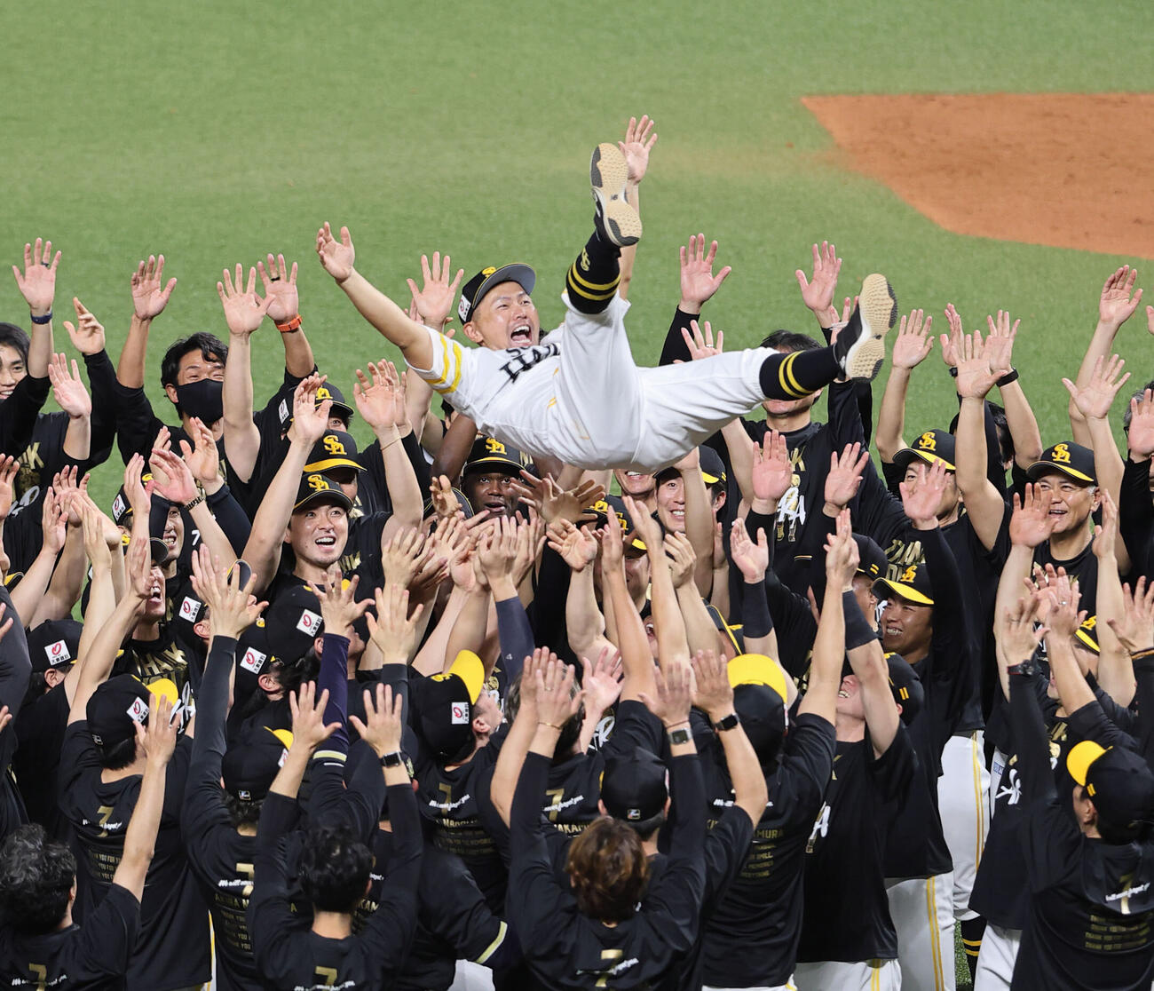 ソフトバンク対オリックス　引退セレモニーで胴上げをされるソフトバンク中村晃