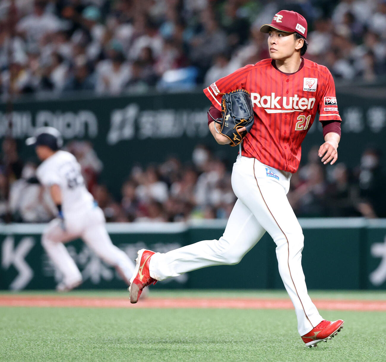 西武対楽天　7回裏西武2死一塁、滝沢夏央（後方）に二塁打を許す早川隆久（撮影・浅見桂子）
