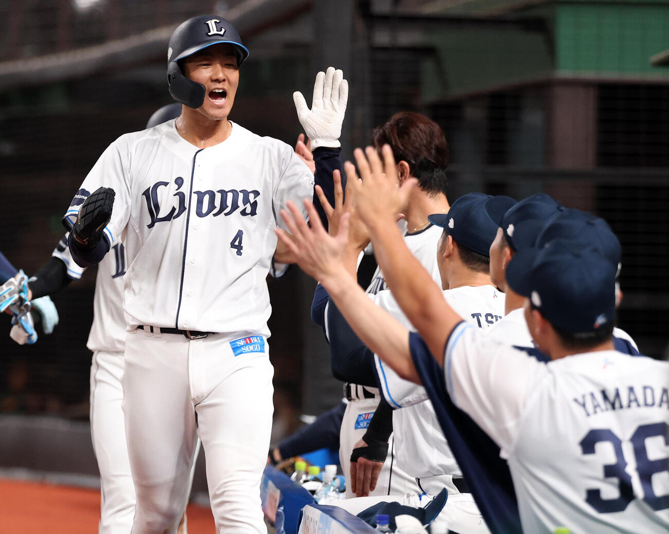 西武対楽天　7回裏西武2死二、三塁、カナリオの2点適時打で生還した石井一成らは笑顔でナインとハイタッチ（撮影・浅見桂子）