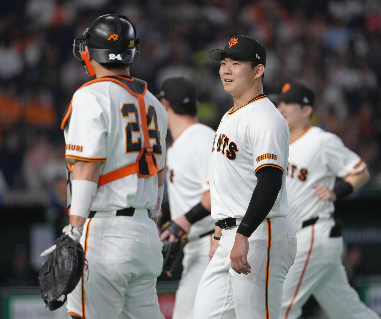 巨人対ヤクルト　5回を無失点で終えた巨人小笠原慎之介（右）は大城卓三と笑顔でベンチに戻る（撮影・足立雅史）