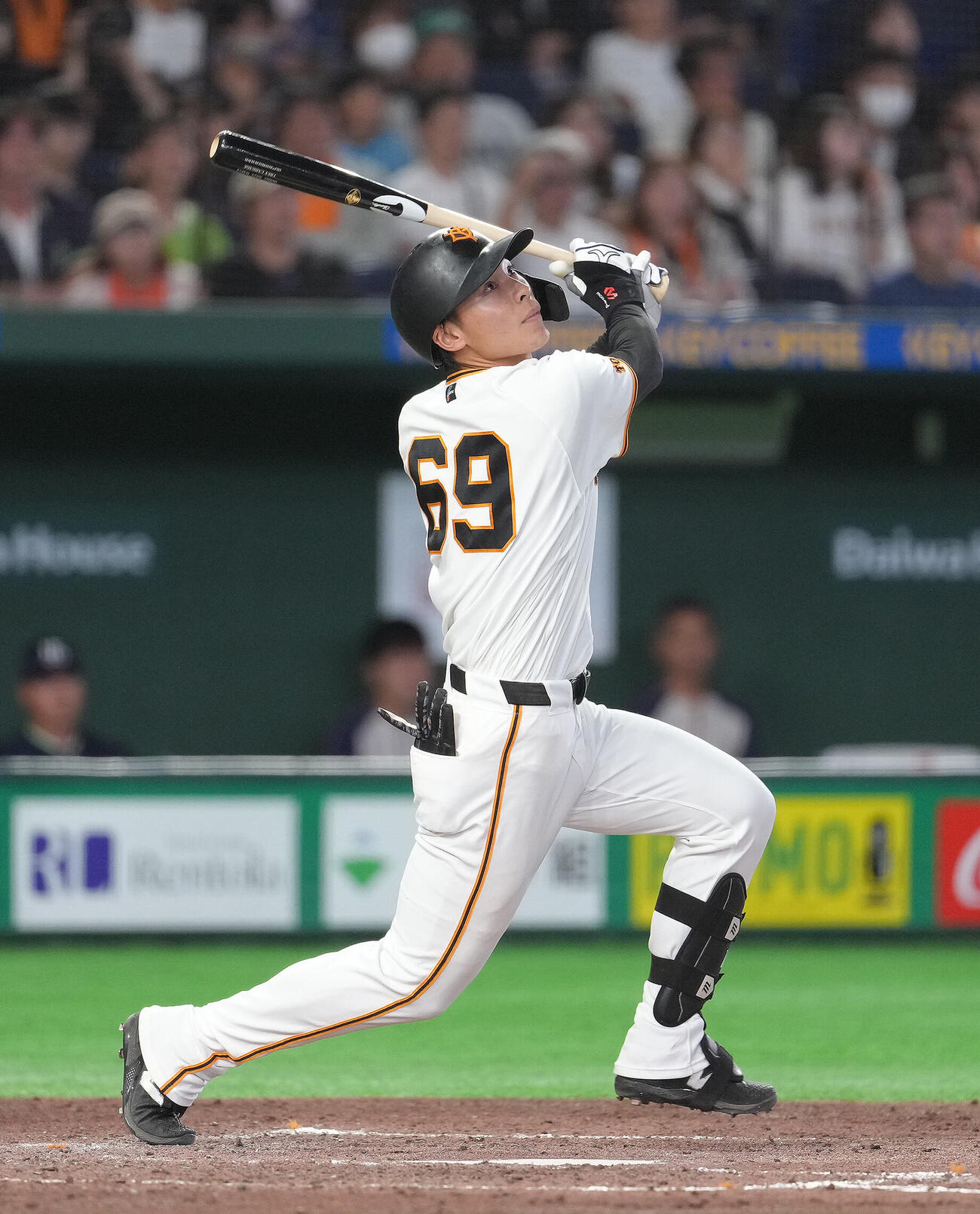 巨人対ヤクルト　3回裏巨人2死一、二塁、平山功太は適時二塁打を放つ（撮影・足立雅史）