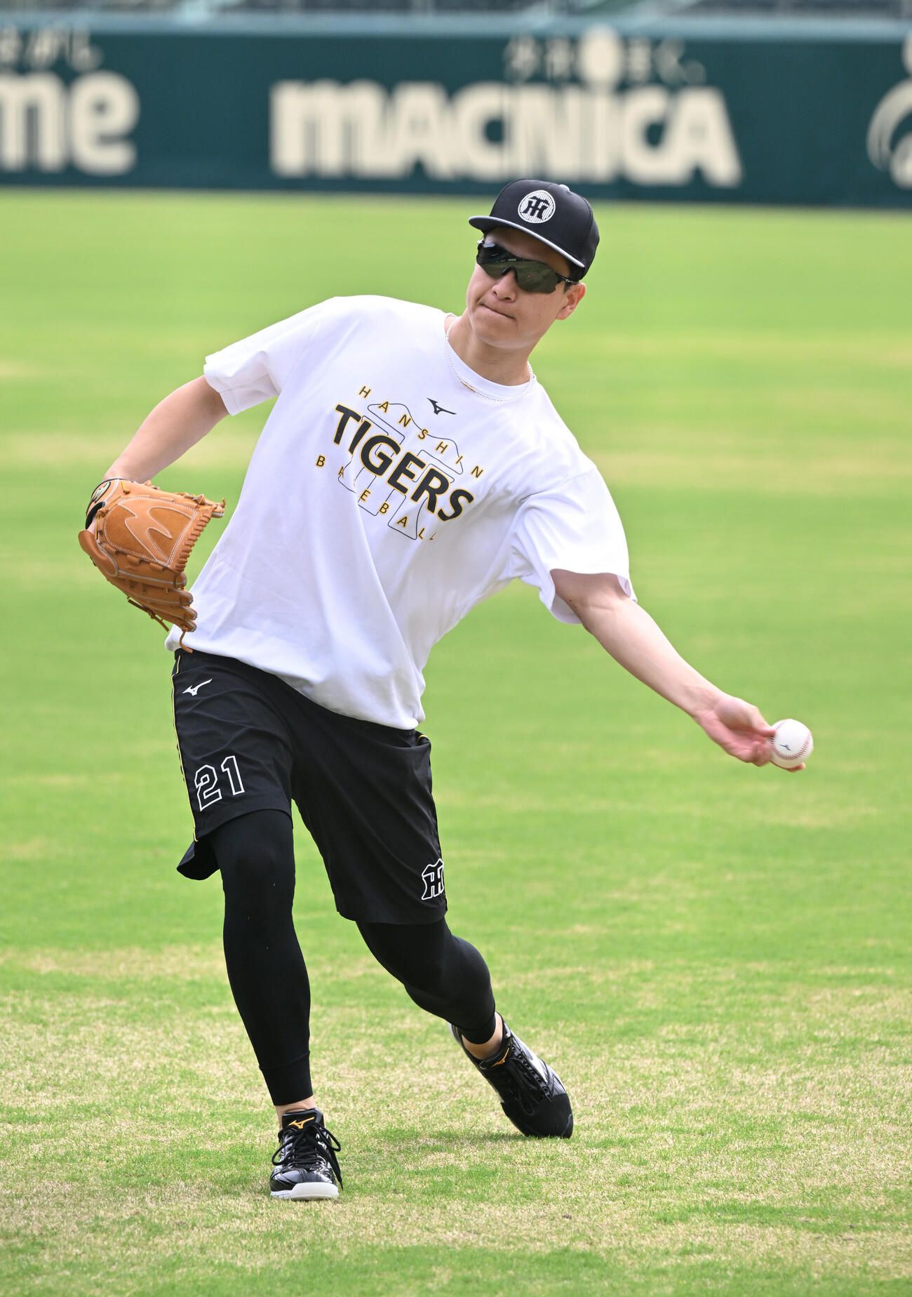 サイドスローでキャッチボールする阪神大竹耕太郎（撮影・和賀正仁）