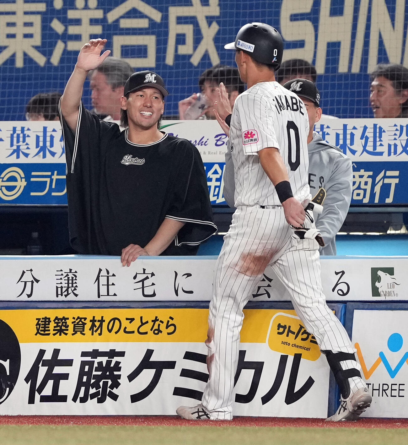 ロッテ対日本ハム　8回裏、2点適時二塁打を放った高部瑛斗を迎える高野脩汰（撮影・たえ見朱実）
